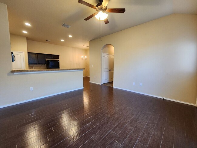 Building Photo - 3/2/2 Duplex Close To Creekside Shopping C...