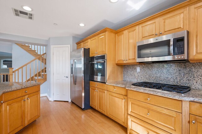 Building Photo - Spacious detached townhome available in So...