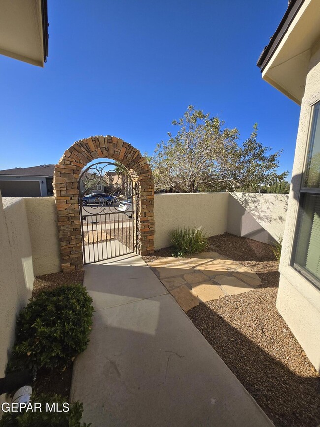 Building Photo - 6617 Cabana Del Sol Dr
