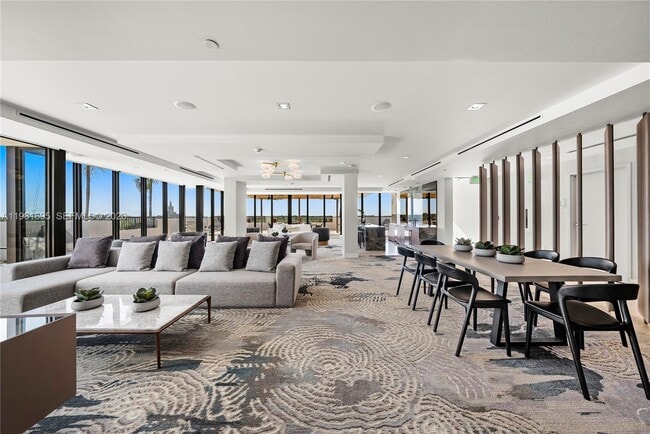 Building Photo - 701 Valencia Ave