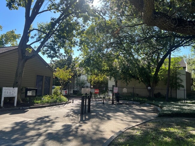 Building Photo - 10051 Westpark Dr