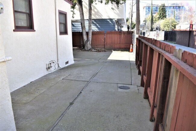 Building Photo - 518-518 15th St