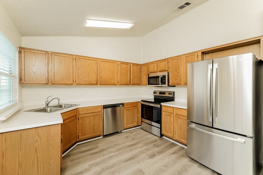 Building Photo - 2504 Creekwood Ln