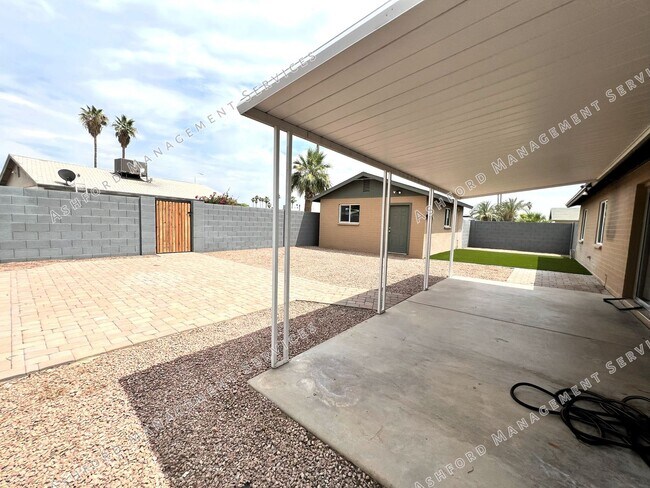 Building Photo - REMODELED 3 BEDROOM 2 BATH GEM WITH DETACH...