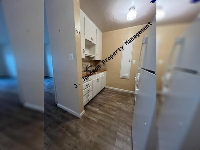 Building Photo - 1BED 1 BTH Available NOW