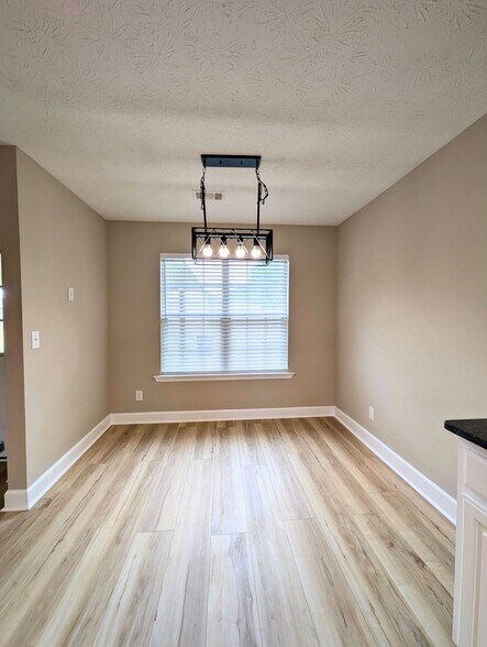Building Photo - 223 S Springfield Dr
