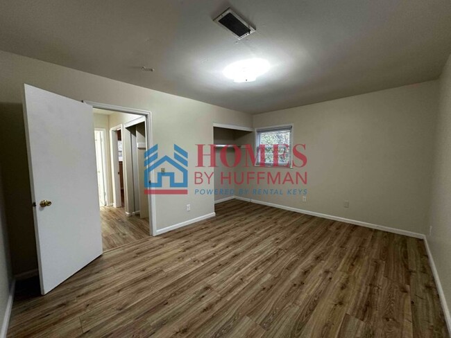 Building Photo - Two Bedroom Apartment | Upstairs | Boonville