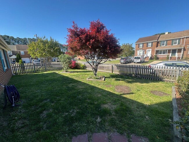 Building Photo - 2 Bed 2 Bath Townhouse