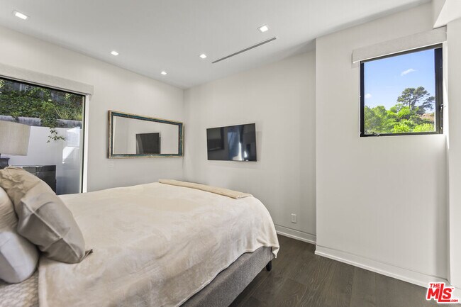 Building Photo - 3712 Broadlawn Dr