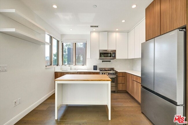 Building Photo - 1249 N Formosa Ave