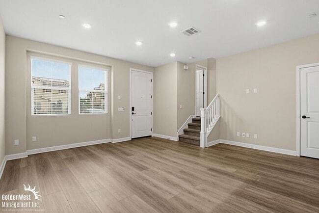 Building Photo - Bright & Modern 3Bdm 2Ba Townhome in Vista!