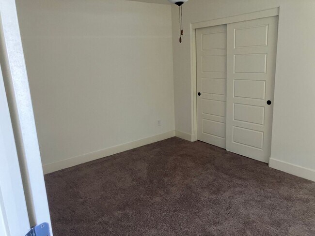 Building Photo - 5 bedroom 3 1/2 bath house in gated commun...