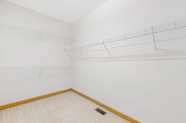 Building Photo - Exceptional 5-Bedroom Residence in the Hea...