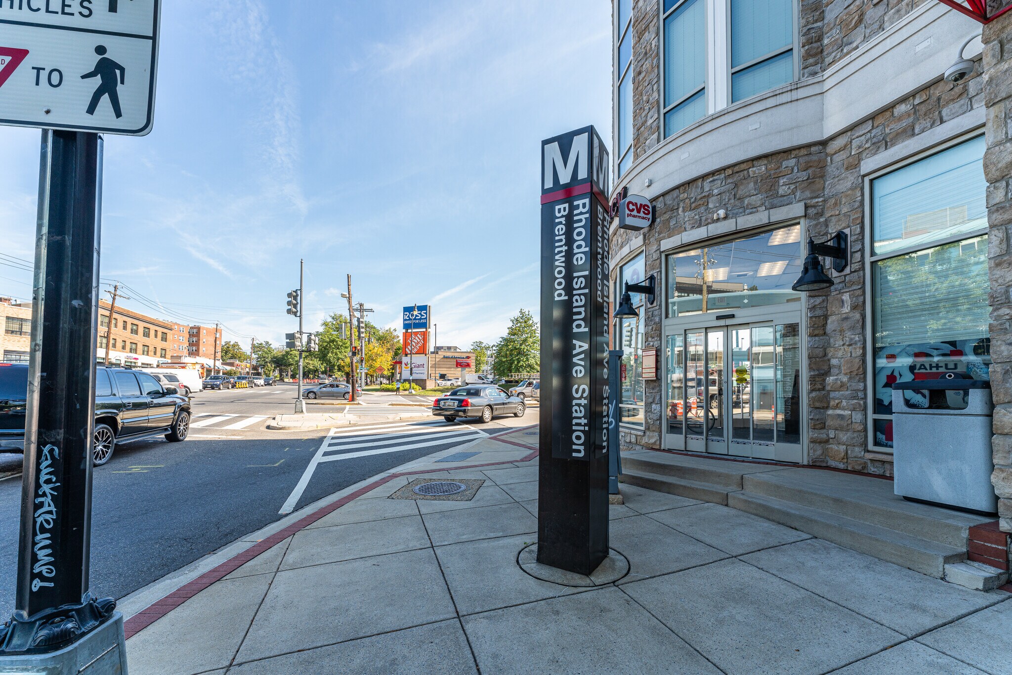 Rhode Island-Brentwood Metro 3/10th of a mile awa! - 2339 3rd St NE