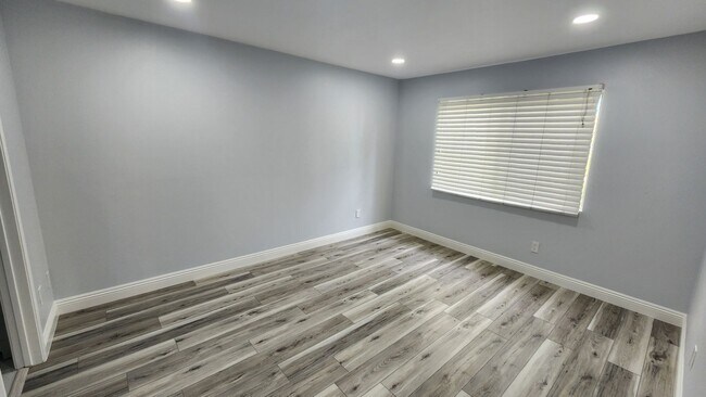Building Photo - 2047 Lakeridge Cir