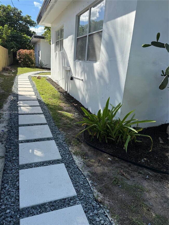 Building Photo - 1827 N Dixie Hwy