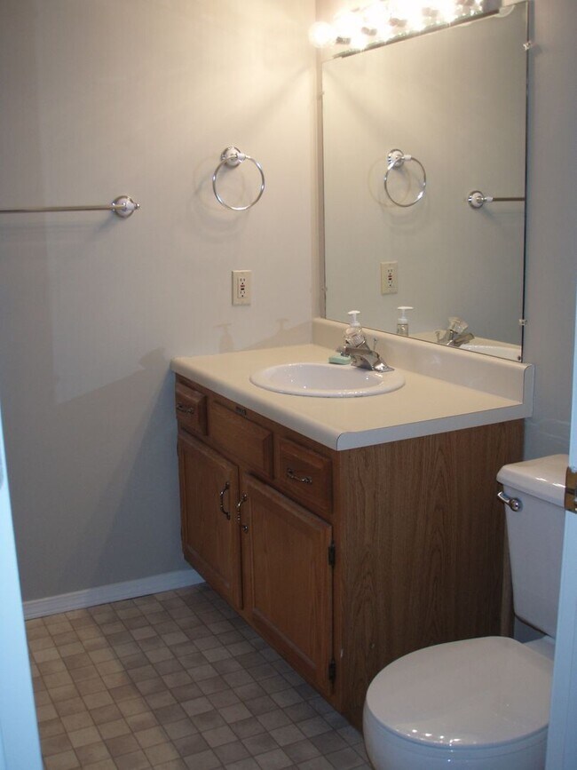 Building Photo - 2 Bedroom, 2 Bath by Mall Available Now!  $1,500 monthly