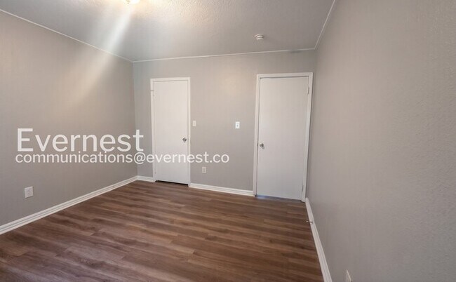 Building Photo - 3 Bed/1 Bath Home with Off-Street Parking / Vouchers Accepted / Available Now!
