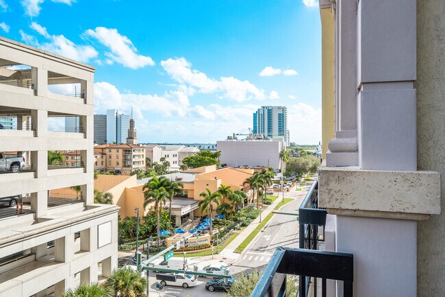 Building Photo - 801 S Olive Ave