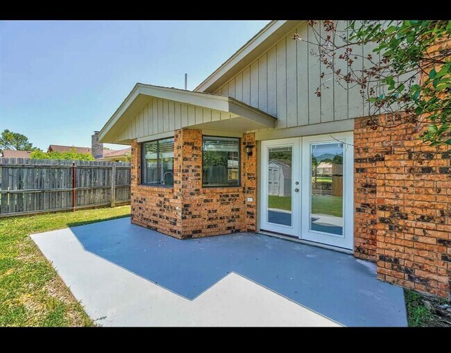 Building Photo - Beautiful newly remodeled home located in ...