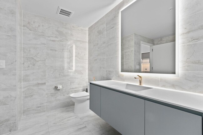 Building Photo - Luxury Executive Condo w/AC in the Heart o...