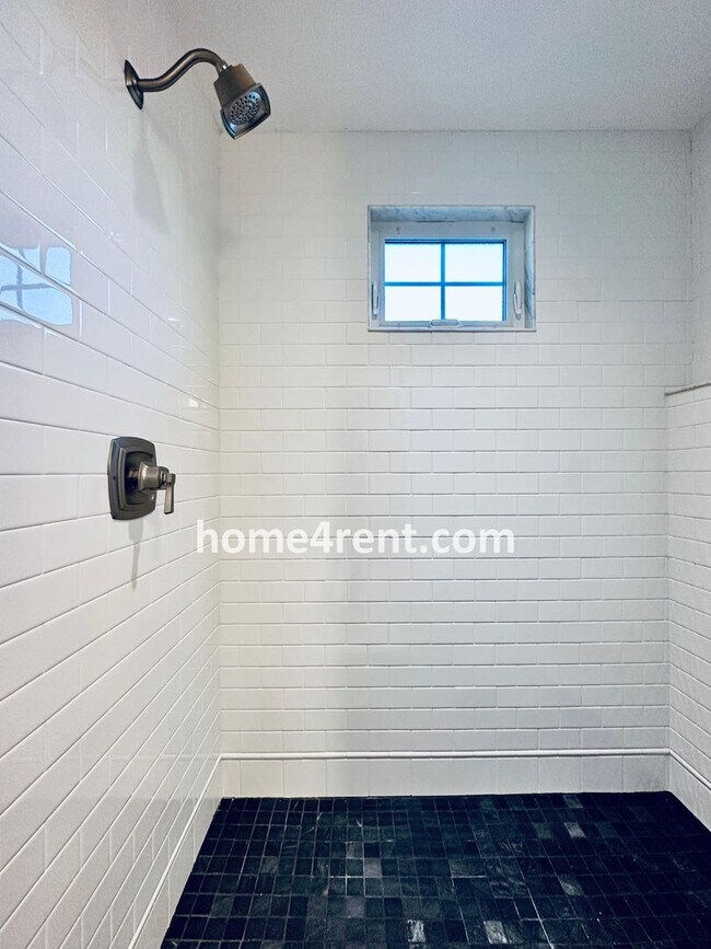 Building Photo - Updated Ranch Style Home in Prairie Villag...