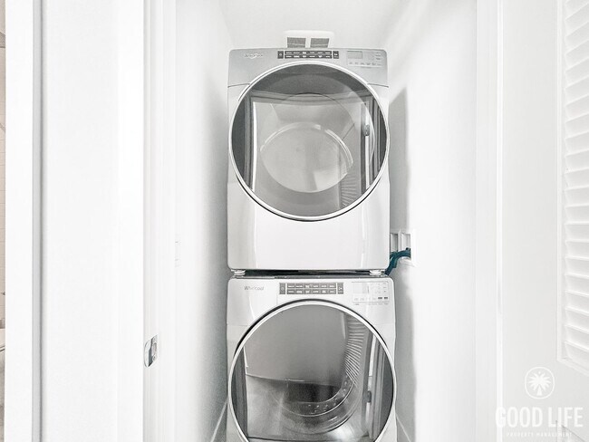 Building Photo - Beautiful 3BD/2.5BA W/ AC and Attached Gar...