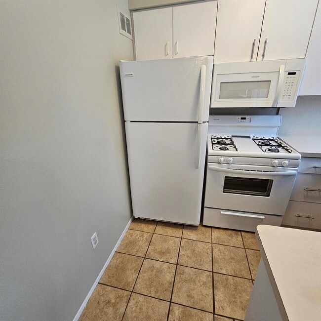 Building Photo - 2 Bedroom Ranch Condo w/ Finished Basement. Corner Unit, Spacious Bedrooms