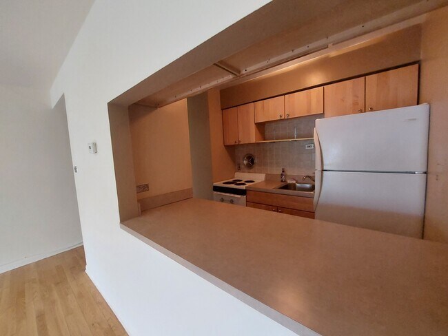 Building Photo - 530 W Barry Ave