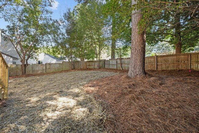 Building Photo - Charming 3-Bed Home with Granite Touches & Finished Basement in Raleigh!