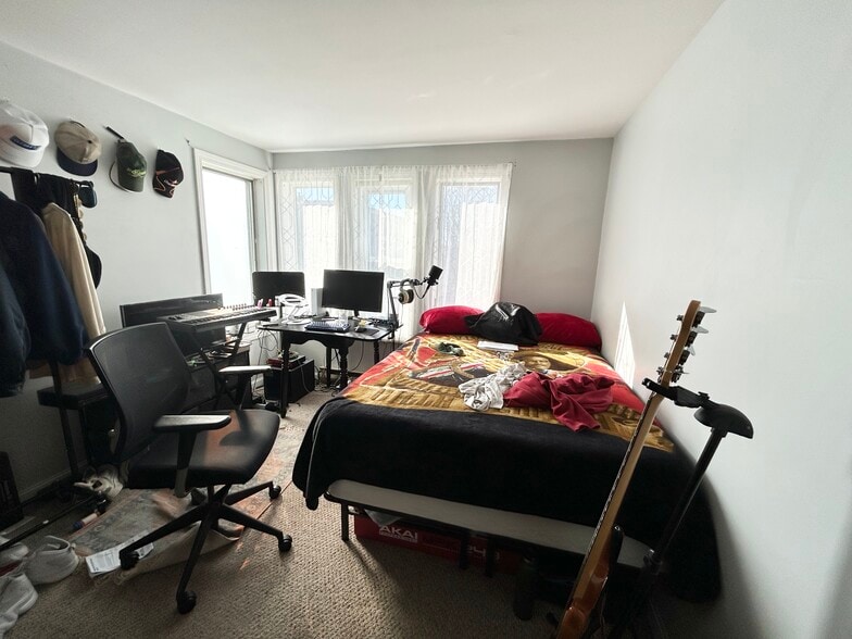 Building Photo - 33 Lawn St