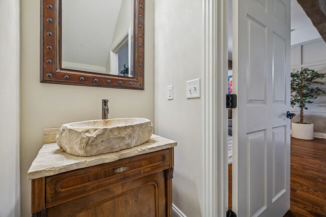 Building Photo - 594 Lake Haven Dr