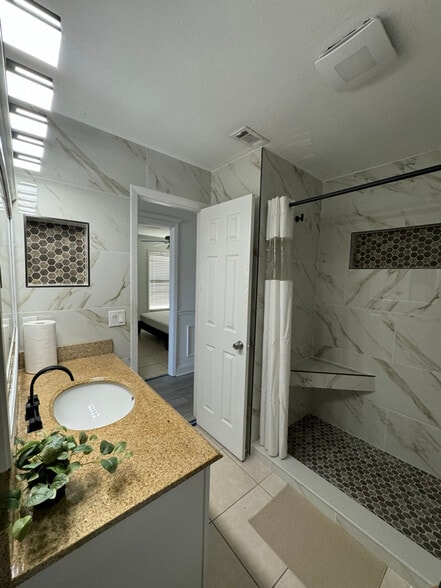 Building Photo - 2522 Albaca Dr