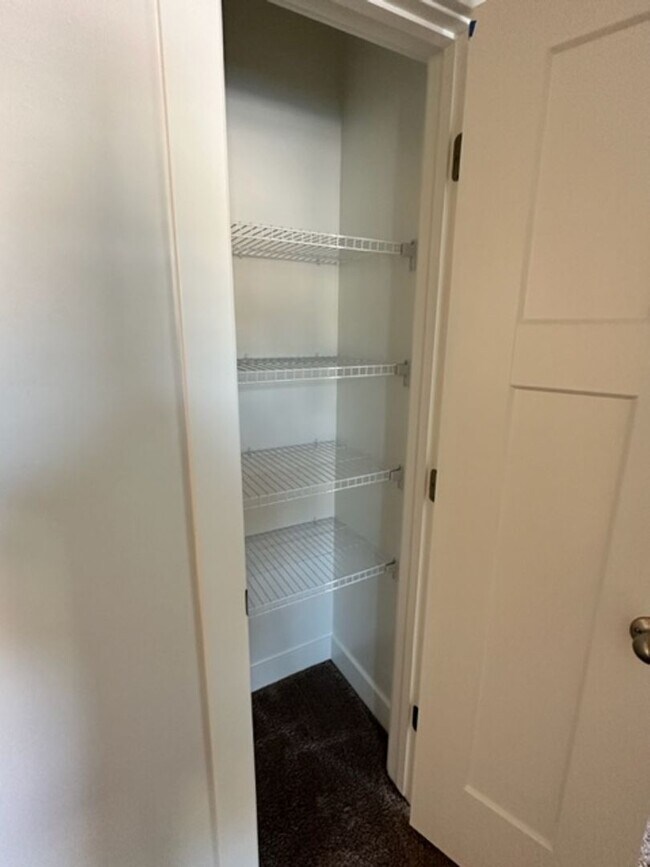 Building Photo - Gorgeous Condo!