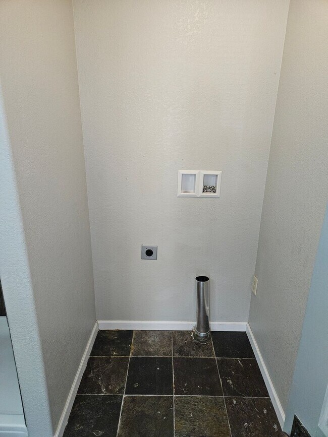 Building Photo - 1-603 1/2 N Superior Ave