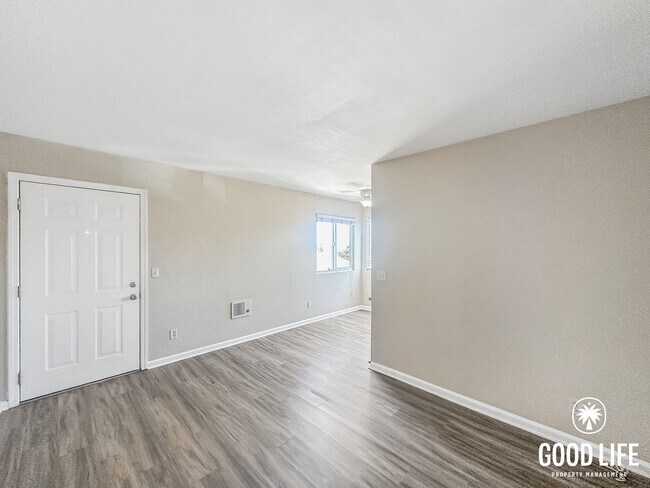 Building Photo - SD: Inviting 1BD/1BA Upper-Level Condo in Golden Hill with Laundry On-Site & Reserved Parking