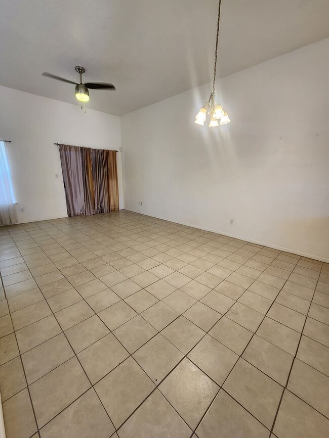 Building Photo - Charming Townhome in Southeast Albuquerque
