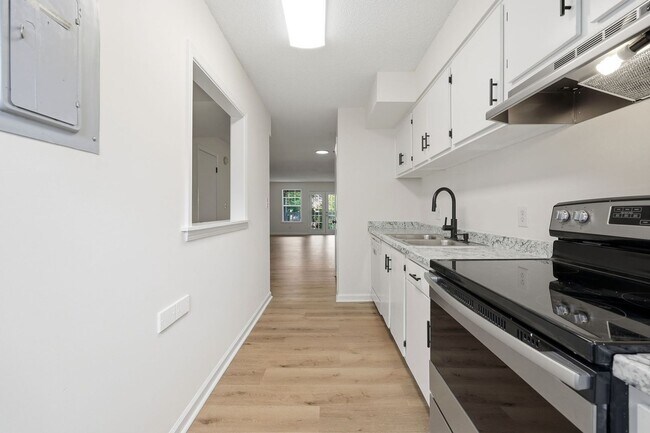 Building Photo - Updated 2BR Townhome in Prime Chapel Hill Location with Pool & Tennis!