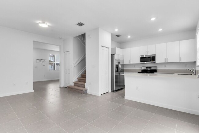 Building Photo - 2665 SE 28th St