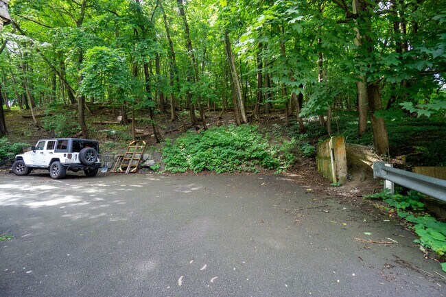 Building Photo - 7/1/26 Bright and Spacious Apartment Close...