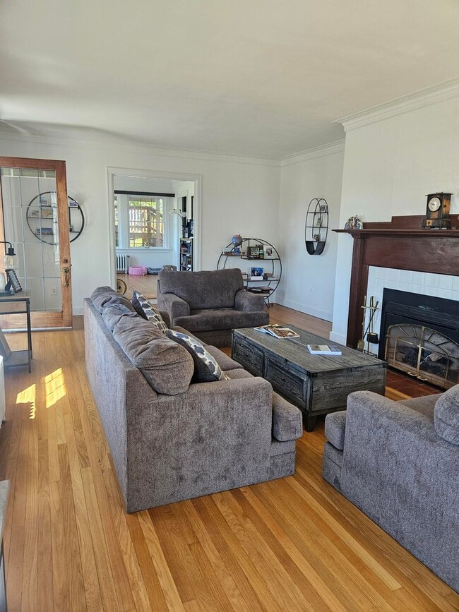 Building Photo - 5bd 5ba Stunning Home