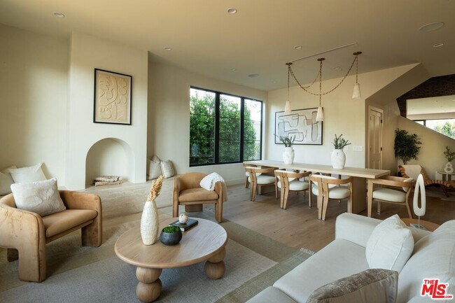 Building Photo - 11748 La Maida St