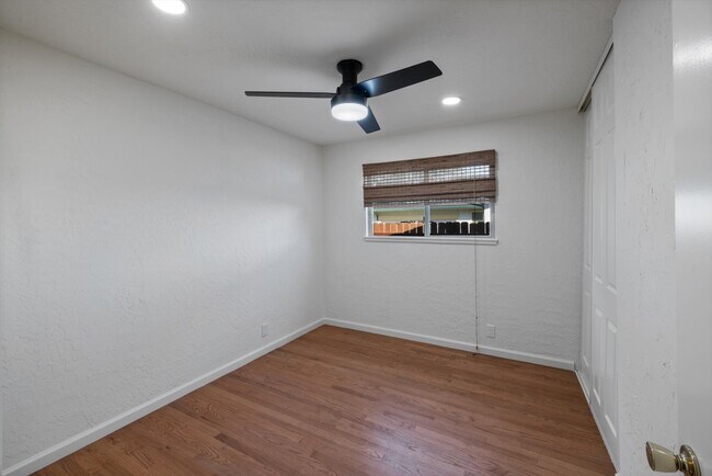 Building Photo - 618 Crestview Dr