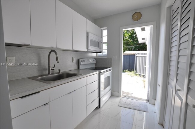 Building Photo - 10504 SW 77th Ct