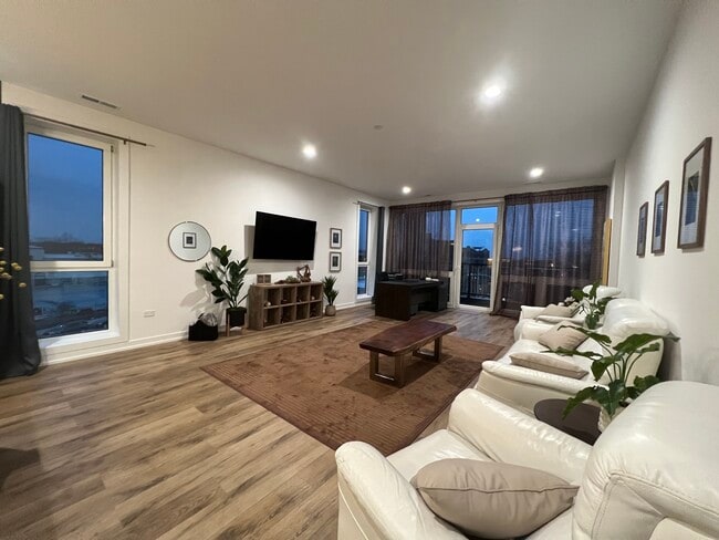 Building Photo - 815 N Richmond St