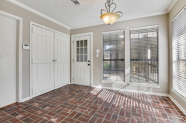 Building Photo - 4047 Country View Dr