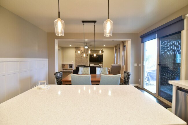 Building Photo - Gorgeous 3bed / 2.5bath home located in Tuscany!