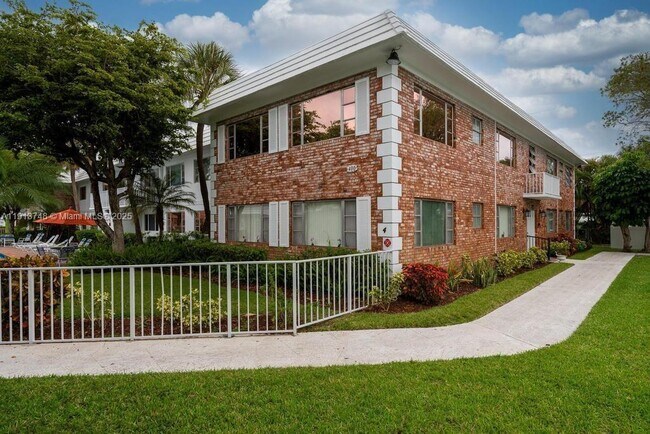 Building Photo - 400 S Cypress Rd