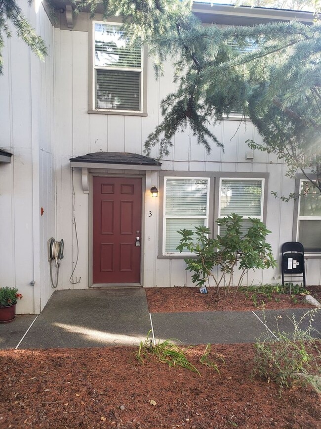 Building Photo - Cute 2 bedroom 1.5 bath Condo in Ashland!!