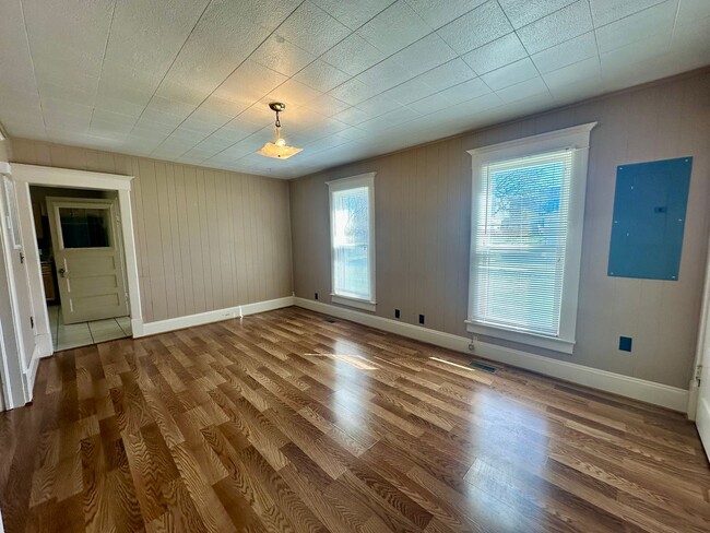 Building Photo - Peteyboy Properties LLC-437 W Jackson A &amp; B